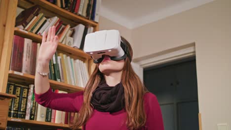 Junge-Frau-in-Virtual-Reality-Brille