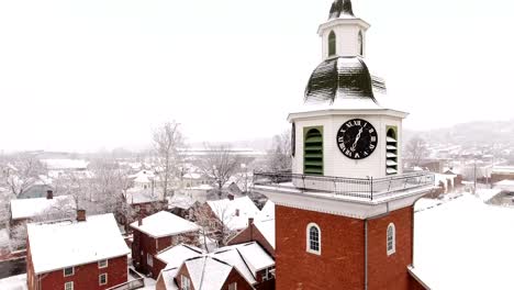 Winter-Antenne-zur-Gründung-Schuss-Old-Economy-Dorfkirche