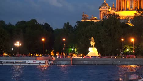 Iluminación-nocturna-del-terraplén-del-Admiralteiskaya-en-San-Petersburgo