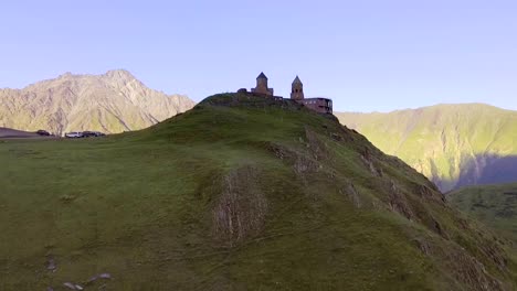 Vista-aérea-de-la-iglesia-de-la-Trinidad-Gergeti,-Tsminda-Sameba-cerca-Gergeti,-Georgia.