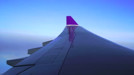 Flugzeug-Fenster-mit-Blick-auf-die-Wolken-vom-Beifahrersitz