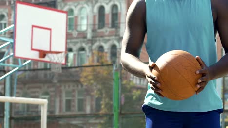 Jugador-de-baloncesto-toma-y-manejo-de-balón,-entrenamiento-al-aire-libre,-estilo-de-vida-activo