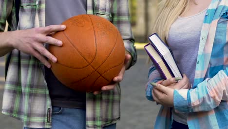 Estudiantes-masculinos-y-femeninos-con-conversación,-amigos-de-la-Universidad,-los-miembros-del-club