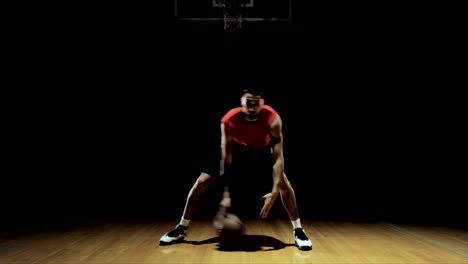 Ein-Basketball-Spieler-dribbelt-zwischen-seinen-Beinen.