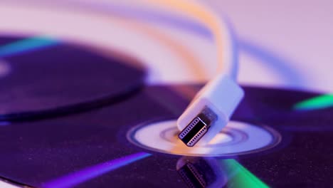 Closeup-de-blanco-cable-de-Mini-Displayport-con-la-reflexión-sobre-el-disco-en-blanco