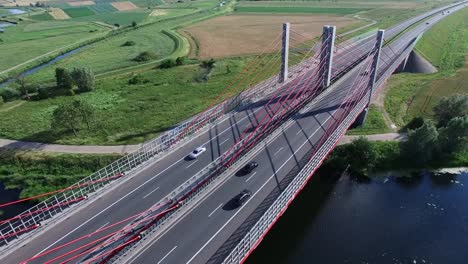 Antenne-des-modernen-Autobahn-Kabel-gebliebene-Brücke-am-Fluss