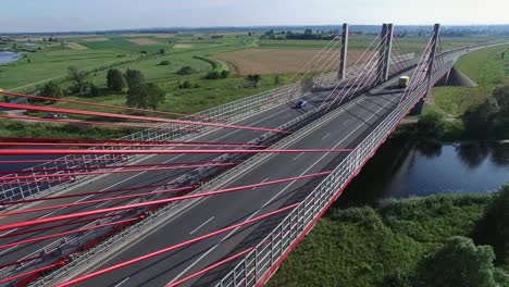 Antenne-des-modernen-Autobahn-Kabel-gebliebene-Brücke-am-Fluss