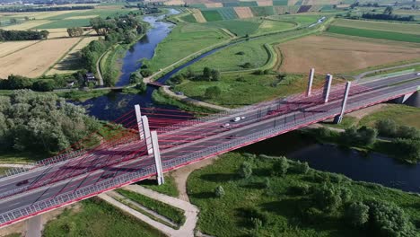 Antenne-des-modernen-Autobahn-Kabel-gebliebene-Brücke-am-Fluss