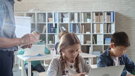 Estudiantes-haciendo-la-tarea-de-codificación