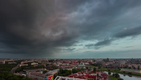 día-de-la-tormenta-que-viene-cielo-minsk-paisaje-urbano-en-la-azotea-panorama-4k-timelapse-Bielorrusia