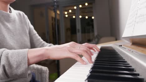 Manos-de-una-mujer-tocando-el-piano