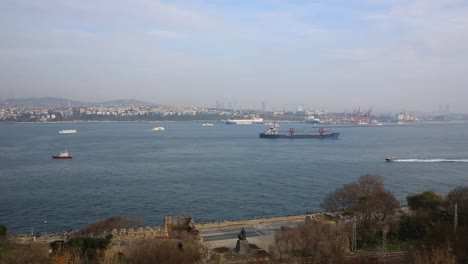 Eminonu-Harbor,-Istanbul,-Turkey