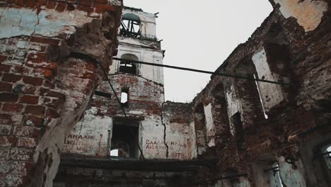 Paredes-de-ladrillos-rojos-iglesia-interior-orthodxal-abandonados,-día-nublado-frío