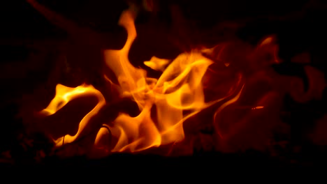 Feuer-auf-dem-schwarzen-Hintergrund