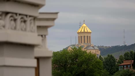 Dreifaltigkeits-Kathedrale-im-Zentrum-von-Tbilisi,-historisches-Erbe,-Betenden-Platz