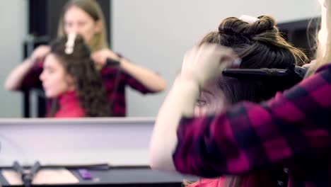 Woman-getting-hairdressing-in-hair-salon