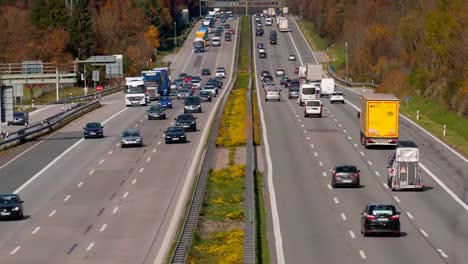 Zeitraffer-der-Autos-fahren-mit-hoher-Geschwindigkeit-auf-deutschen-Autobahnen