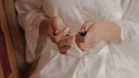 Woman-holding-hairpins-in-beautiful-hands