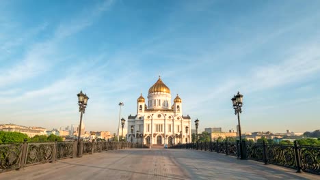 Moscú-ciudad-horizonte-motion-timelapse-o-hyperlapse-en-Catedral-de-Cristo-Salvador-y-el-puente-sobre-el-río-Moscú,-Moscú-Rusia-4K-Time-Lapse