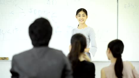 Junior-Dozent-unterrichtet-ihre-Schüler-in-einem-Klassenzimmer.