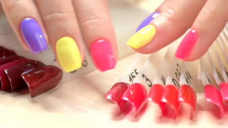 Muestras-de-uñas-y-manicura-multicolor.