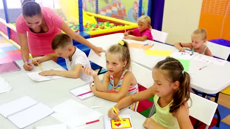 children-drawing-in-class-at-school