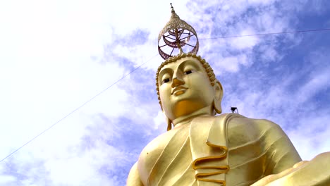 Estatua-dorada-de-Buda-encima-de-tigre-cave-temple