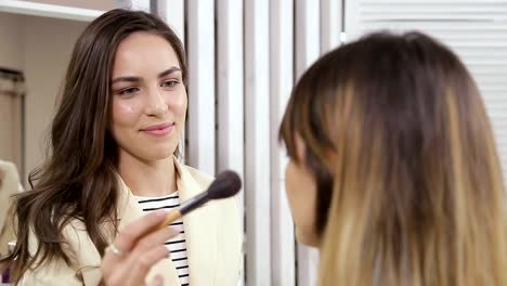 maquillaje-profesional-en-el-salón-de-belleza-master-pone-un-maquillaje-profesional-verano-fresco-de-una-hermosa-modelo-en-el-salón