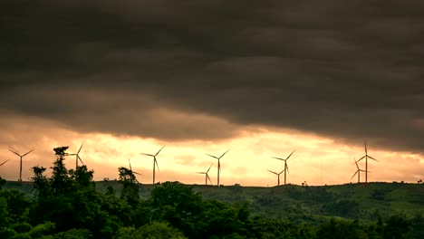 4-k-Zeitraffer,-Landschaft-am-Abend-bevor-die-Gewitter-von-Windenergieanlagen-für-Strom-in-den-Bergen,-Khao-Kho,-Phetchabun,-Thailand-kommen.