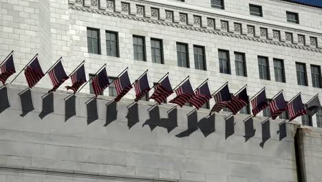 Banderas-americanas,-revestimiento-de-la-fachada-de-un-edificio