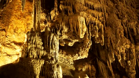 formaciones-de-piedra-caliza-en-la-sala-de-la-Catedral-de-cavernas-de-lewis-y-de-clark