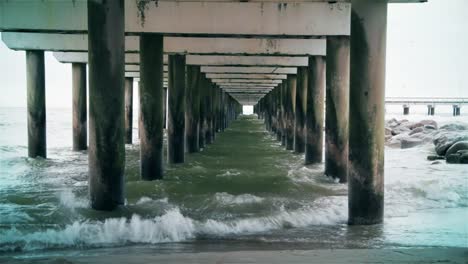 Movimiento-del-agua-bajo-el-puente.-pilotes-de-hormigón-y-losas-de-puente