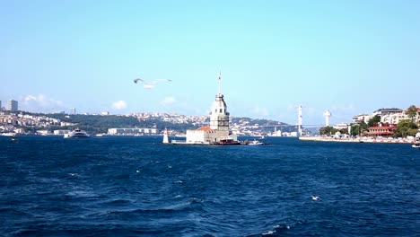 250-fps-Slow-Motion;-Maiden-Tower-mit-Bosporus-Hintergrund