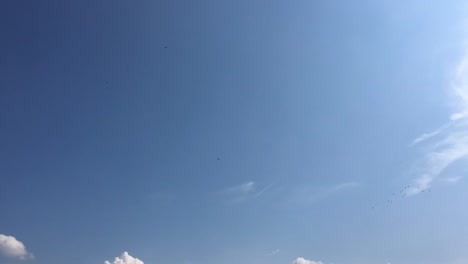 hermoso-cielo-azul-con-fondo-de-nubes.-Nubes-del-cielo.-Cielo-con-nubes-de-naturaleza-de-las-nubes-el-tiempo-azul.-Cielo-azul-con-nubes-y-sol.