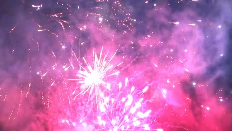 Bunte-Feuerwerk-in-den-Nachthimmel