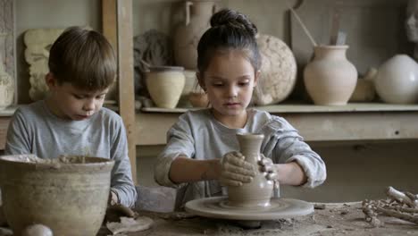 Mädchen-und-jungen-in-Keramik-Klasse