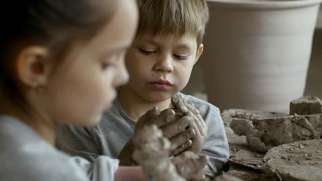 Niños-lindos-esculpir-con-arcilla