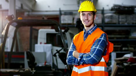 auf-einer-Baustelle-steuert-eine-Arbeitskraft-oder-ein-Ingenieur-oder-Architekt-Planung-und-Bau-des-Gebäudes-mit-hoher-Energieeinsparung.