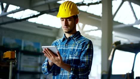 auf-einer-Baustelle-steuert-eine-Arbeitskraft-oder-ein-Ingenieur-oder-Architekt-Planung-und-Bau-des-Gebäudes-mit-hoher-Energieeinsparung.