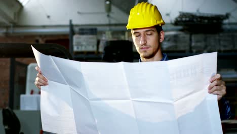 en-un-sitio-de-construcción,-un-trabajador-o-un-ingeniero-o-arquitecto-controla-el-diseño-y-construcción-del-edificio-con-alto-ahorro-energético.