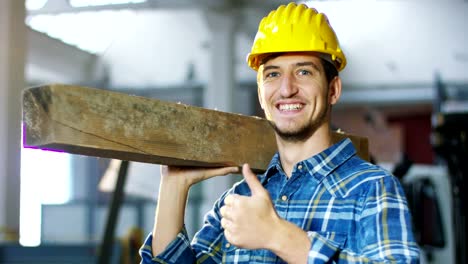 en-un-sitio-de-construcción,-un-trabajador-o-un-ingeniero-o-arquitecto-controla-el-diseño-y-construcción-del-edificio-con-alto-ahorro-energético.