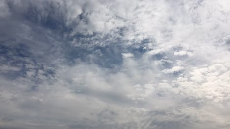 Bewölkter-Himmel.-Weiße-Wolken-verschwinden-in-der-heißen-Sonne-am-blauen-Himmel.-Time-Lapse-Bewegung-Wolken-blauer-Himmelshintergrund.-Blauer-Himmel-mit-weißen-Wolken-und-Sonne.