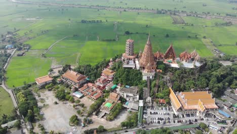 Vista-aérea-paisaje-de-Wat-Tham-Sua,-Tha-Muang-District,-Kanchanaburi-Tailandia