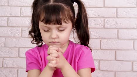 The-child-prays.