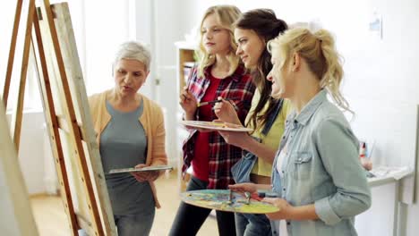 Studenten-mit-Staffeleien-Malerei-an-der-Kunstakademie