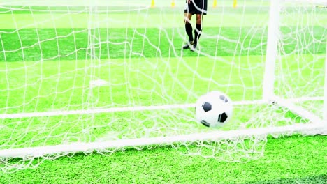 Jugadores-de-fútbol-practican-fútbol-en-césped-verde.