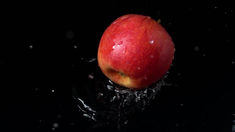 Apfel-fällt-ins-Wasser.-Slow-Motion.