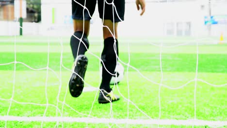 Jugadores-de-fútbol-practican-fútbol-en-césped-verde.