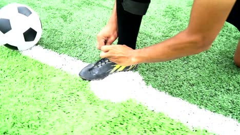 Jugadores-de-fútbol-practican-fútbol-en-césped-verde.