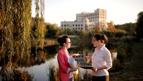 Two-women-are-managers-of-construction-companies-to-discuss-the-technical-aspects,-as-well-as-inciting-the-estimate-according-to-the-technical-documentation.